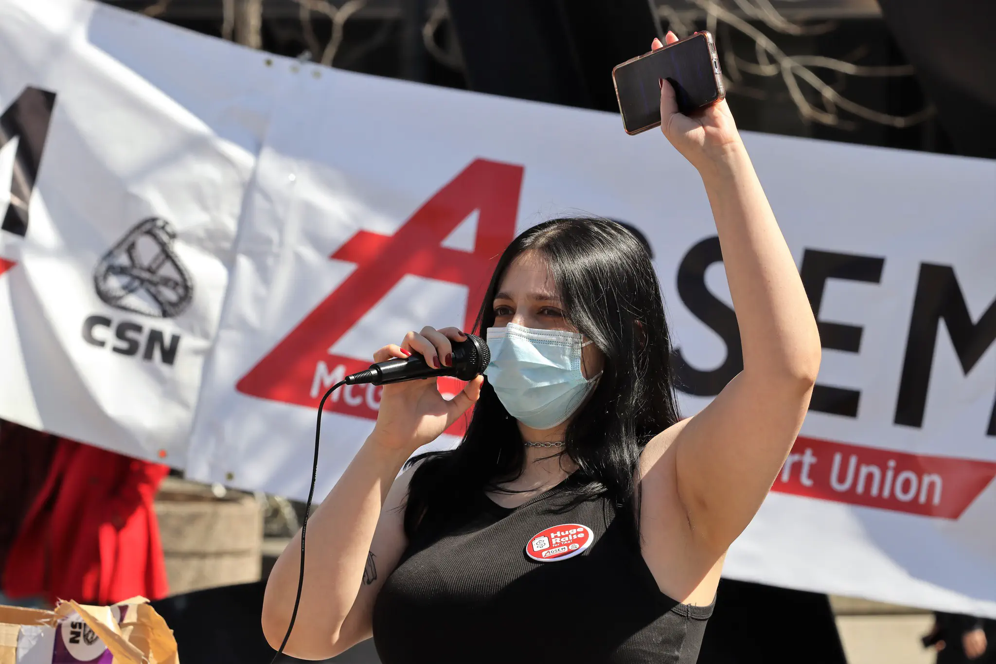 Photo de la déléguée pour le département de biologie (et future membre du comité de négociation) Nada El Baba prononçant un discours lors de la manifestation “We Can Win a Huge Raise: AGSEM Rally for TAs” (13 avril, 2023).