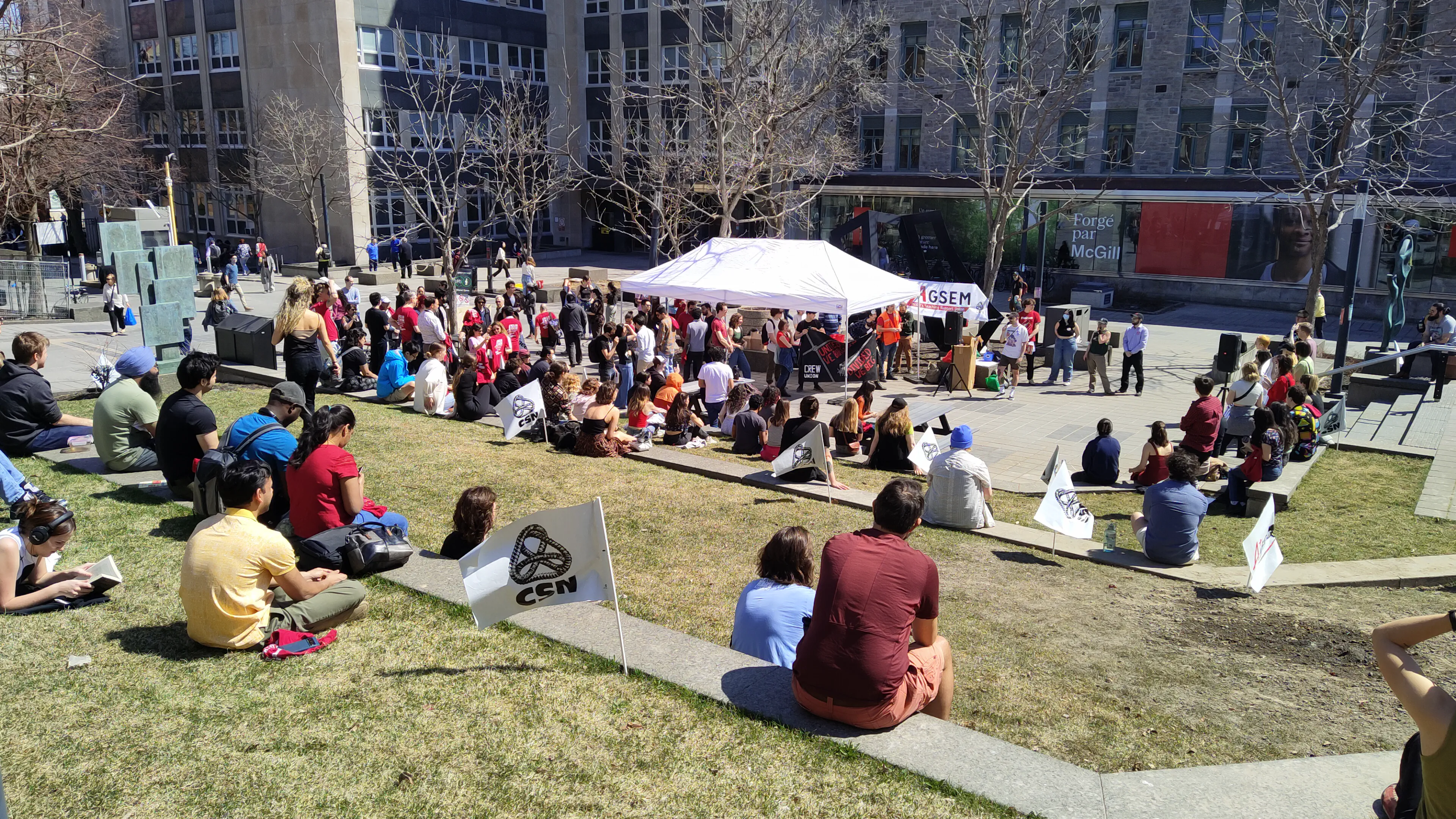 Photo du Square James lors de la manifestation “We Can Win a Huge Raise: AGSEM Rally for TAs” (13 avril, 2023).