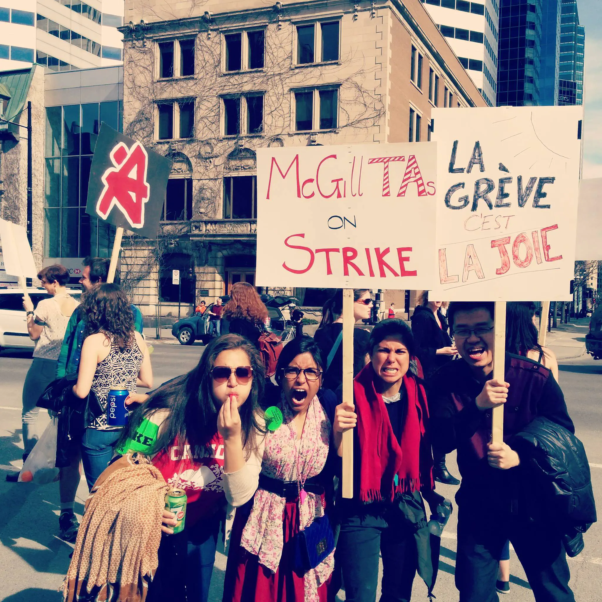 Photo d’auxiliaires d’enseignement en piquetage devant le Portail Roddick lors d’une grève d’un jour (16 avril, 2015).